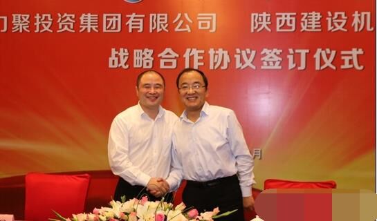 近日，陜建機(jī)械與安徽力聚簽訂戰(zhàn)略合作協(xié)議，陜建機(jī)械董事長(zhǎng)楊宏軍，副總經(jīng)理、營(yíng)銷總監(jiān)賀衛(wèi)東，安徽力聚投資集團(tuán)董事長(zhǎng)宋執(zhí)壽，黨支部書記陳邦勤以及安徽潤(rùn)路公司總經(jīng)理杜永龍等單位領(lǐng)導(dǎo)出席了會(huì)議